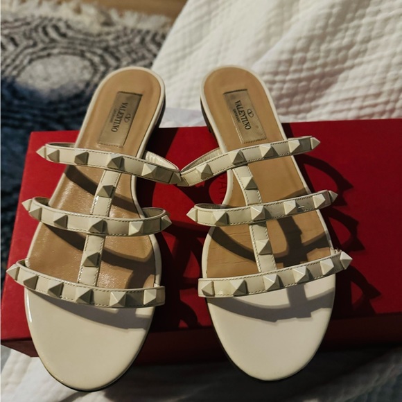 Valentino Garavani
Tonal Rockstud Flat Leather Slide Sandals - Picture 1 of 11